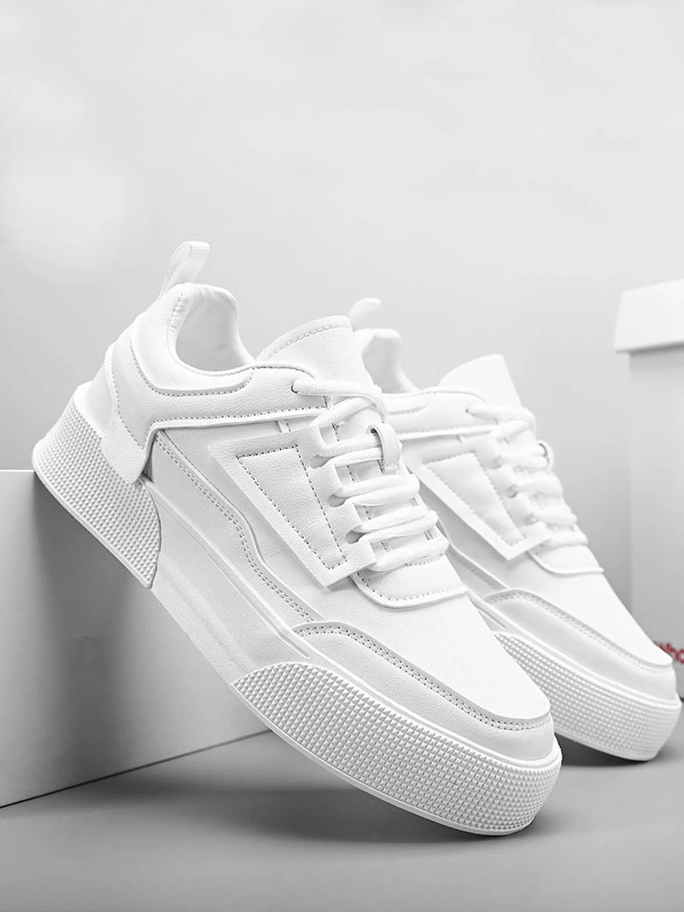 Men Minimalist Lace-up Front Skate Shoes