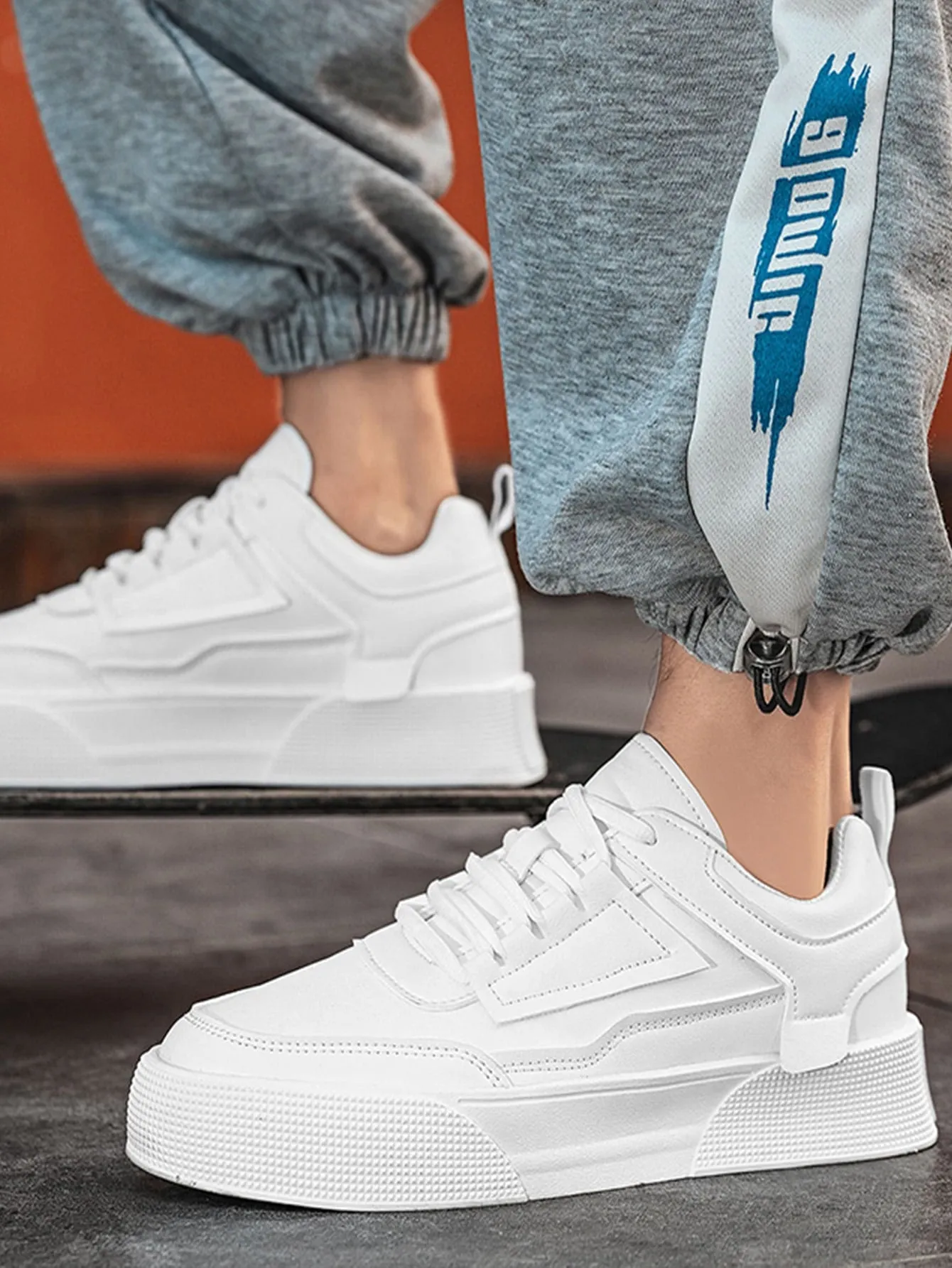 Men Minimalist Lace-up Front Skate Shoes
