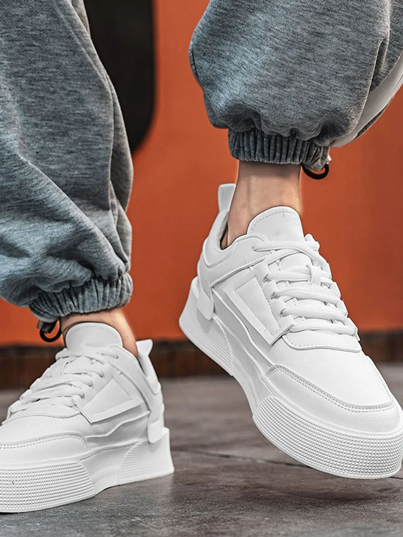 Men Minimalist Lace-up Front Skate Shoes