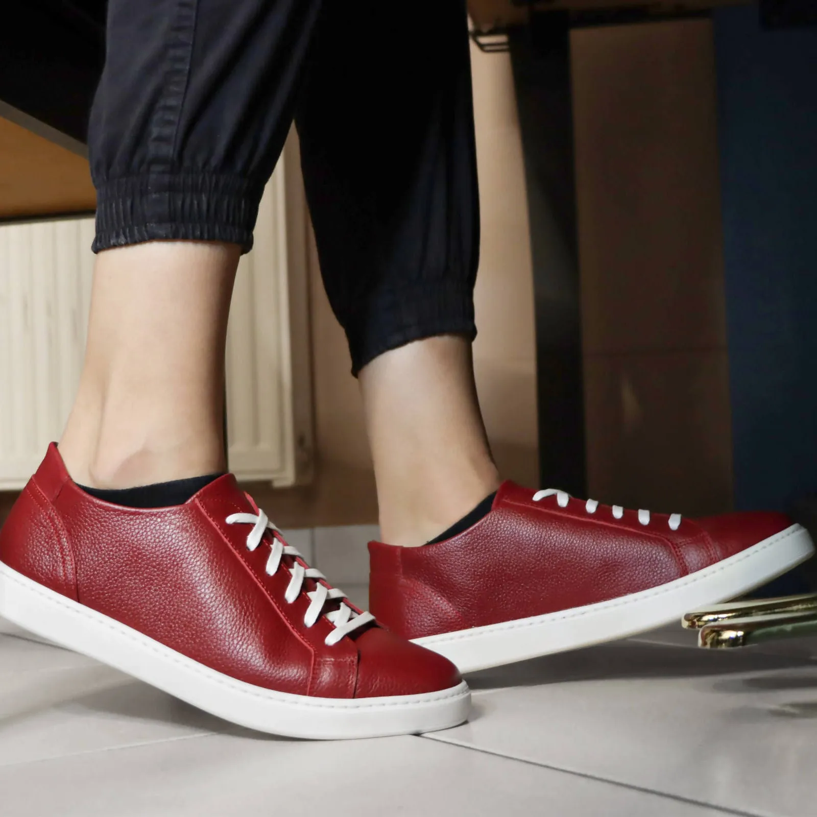 THE N°1 BURGUNDY ON WHITE