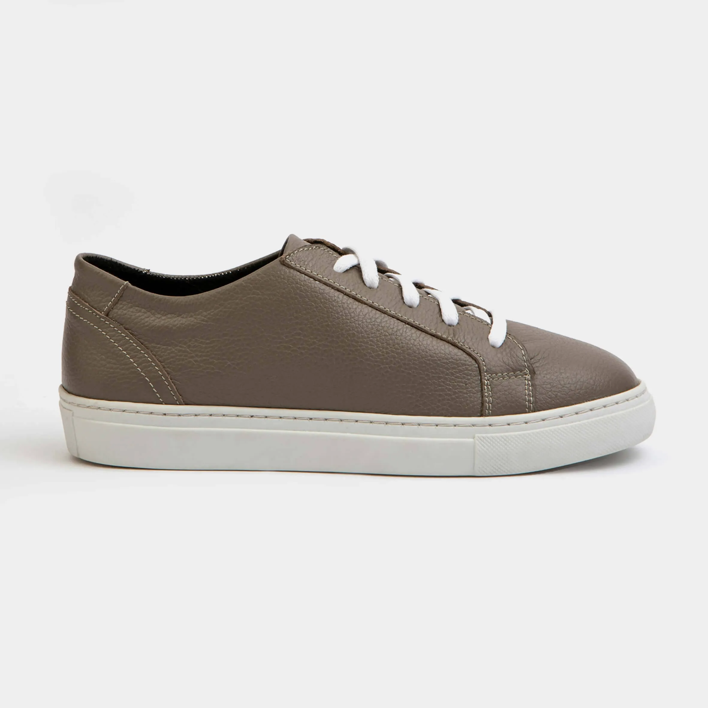 THE N°1 TAUPE ON WHITE