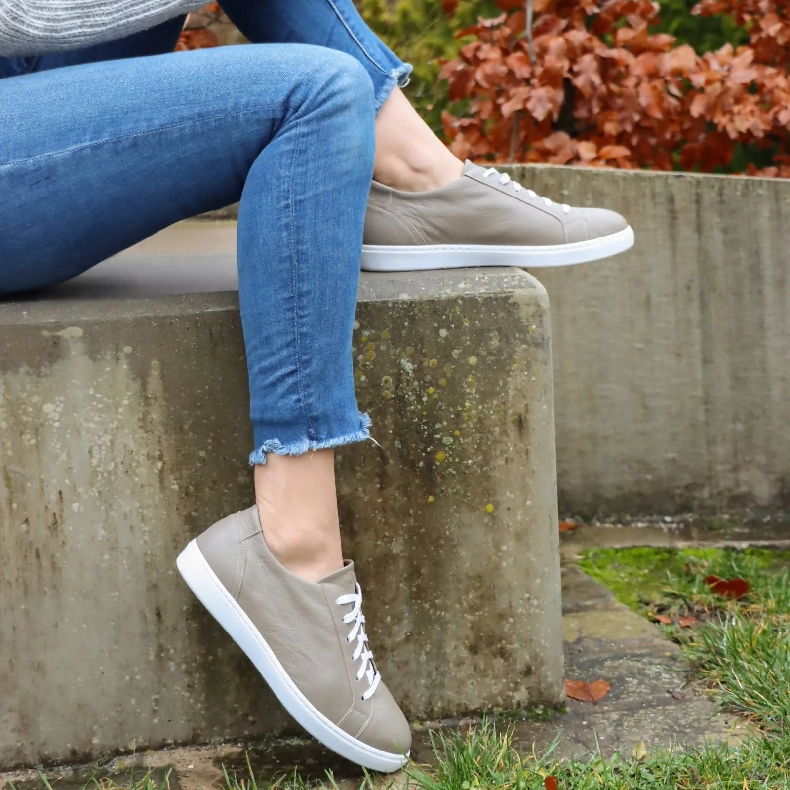 THE N°1 TAUPE ON WHITE