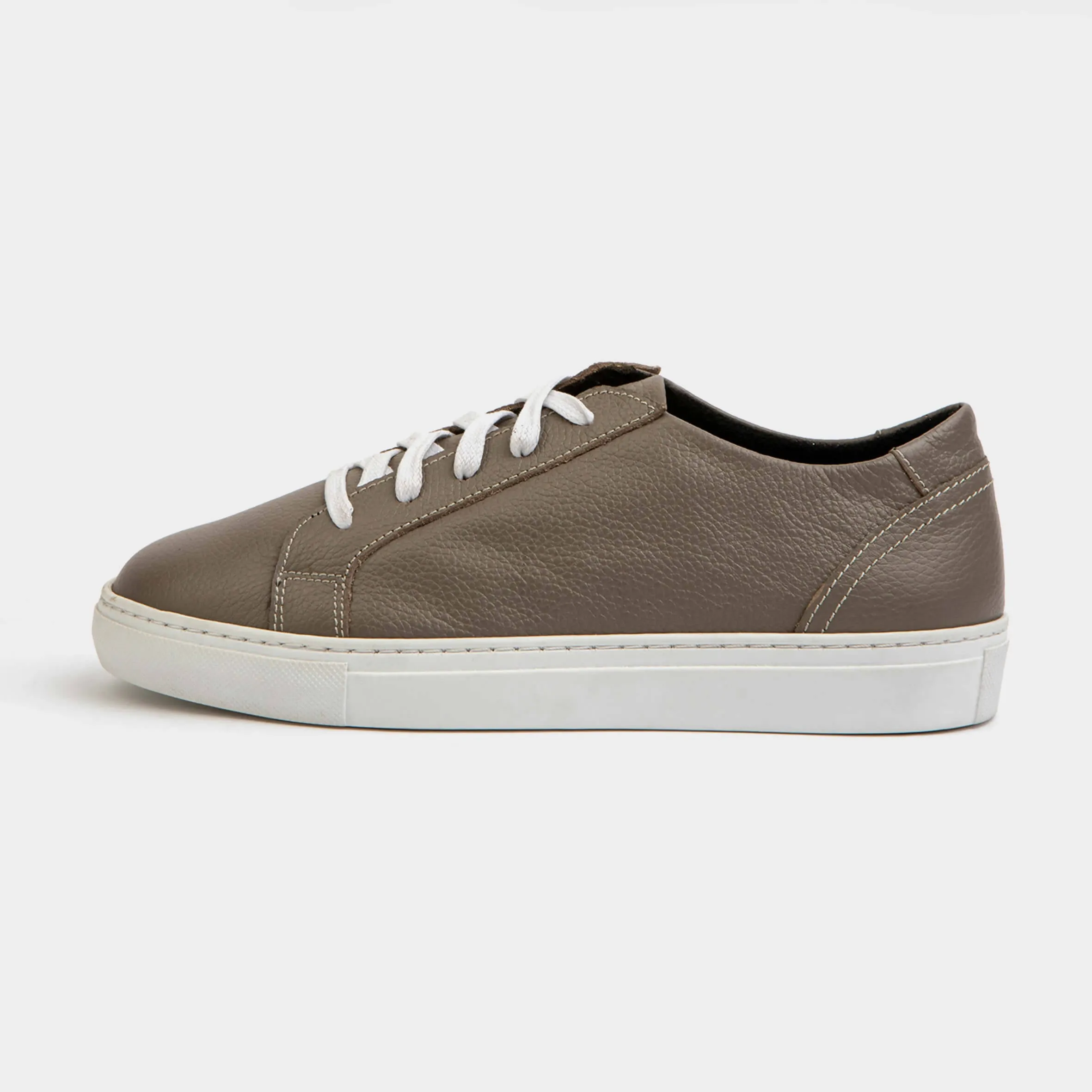 THE N°1 TAUPE ON WHITE