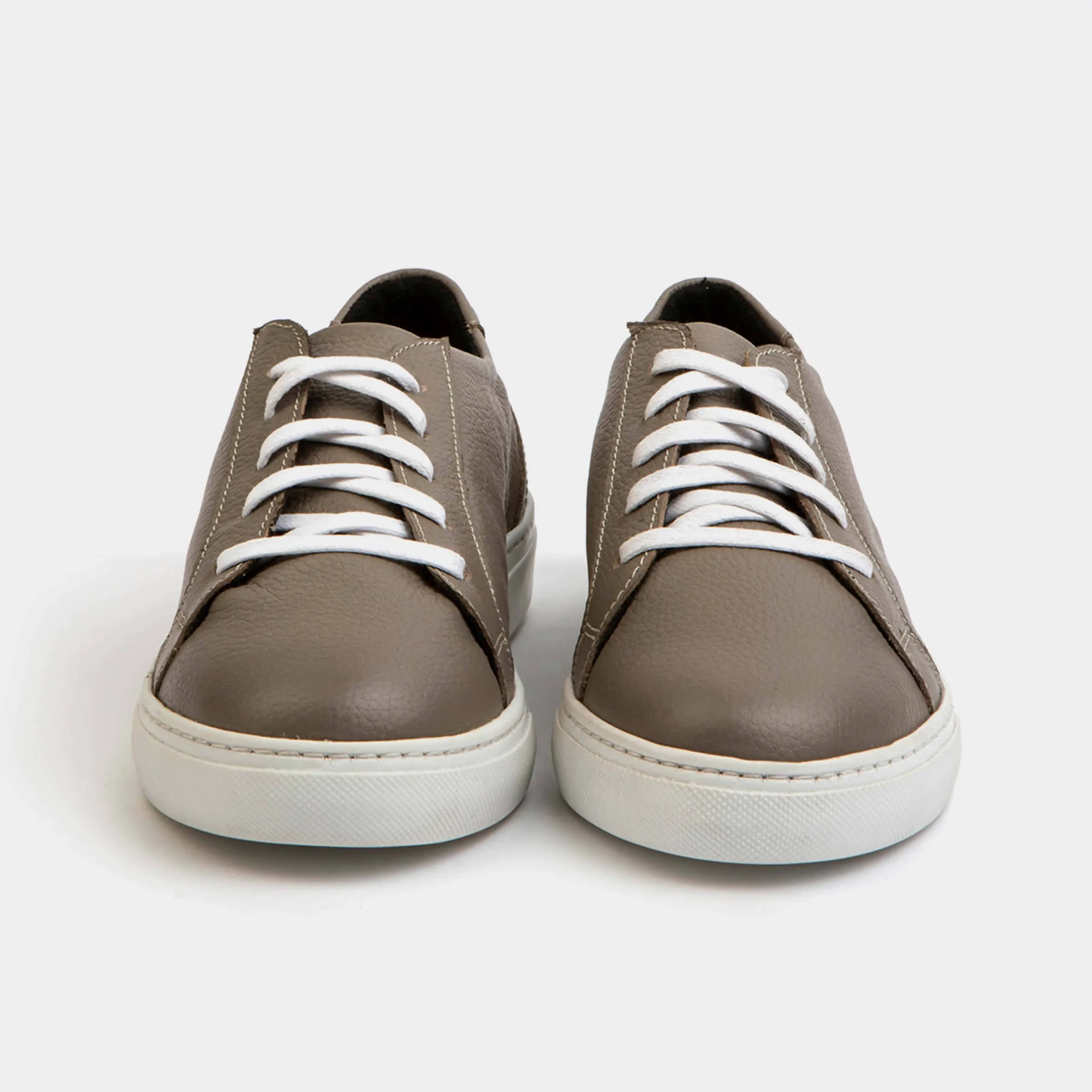 THE N°1 TAUPE ON WHITE